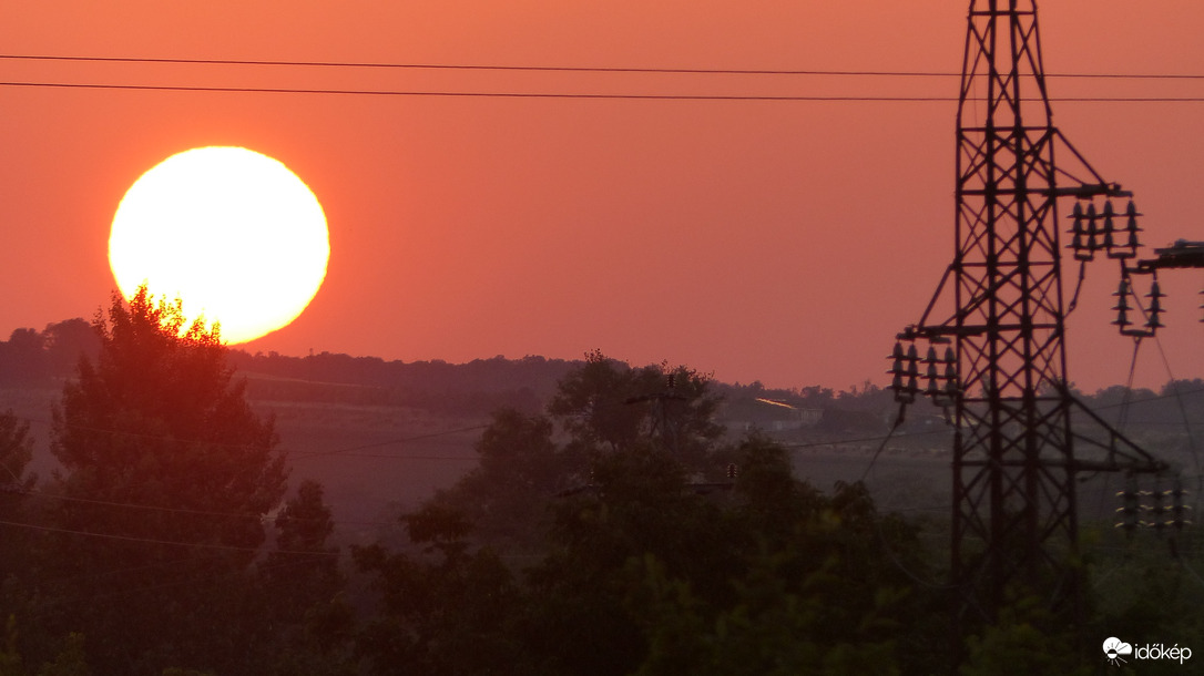 A naplementék legészakibb pontja felé gurulva