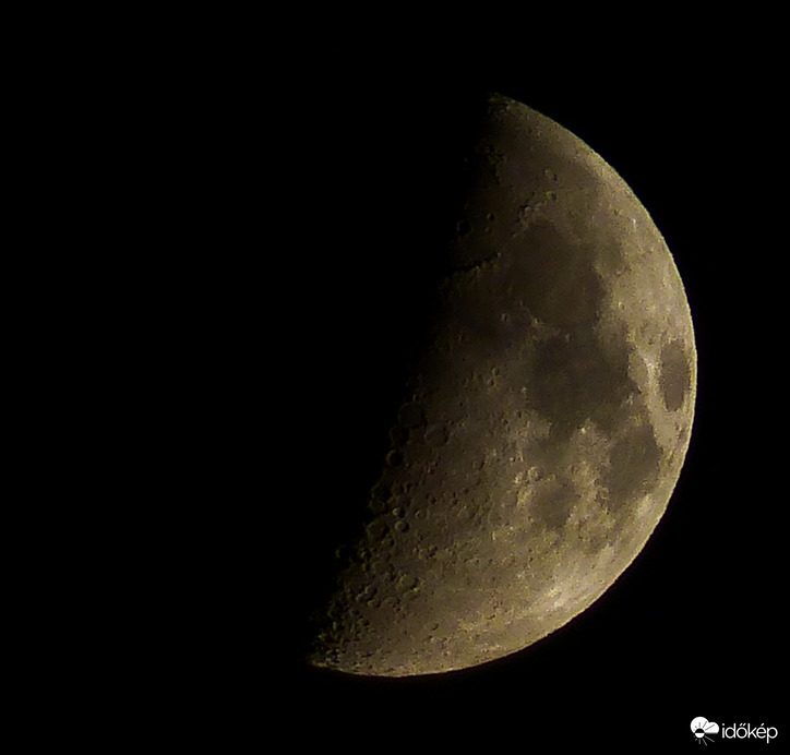 Késő esti félhold