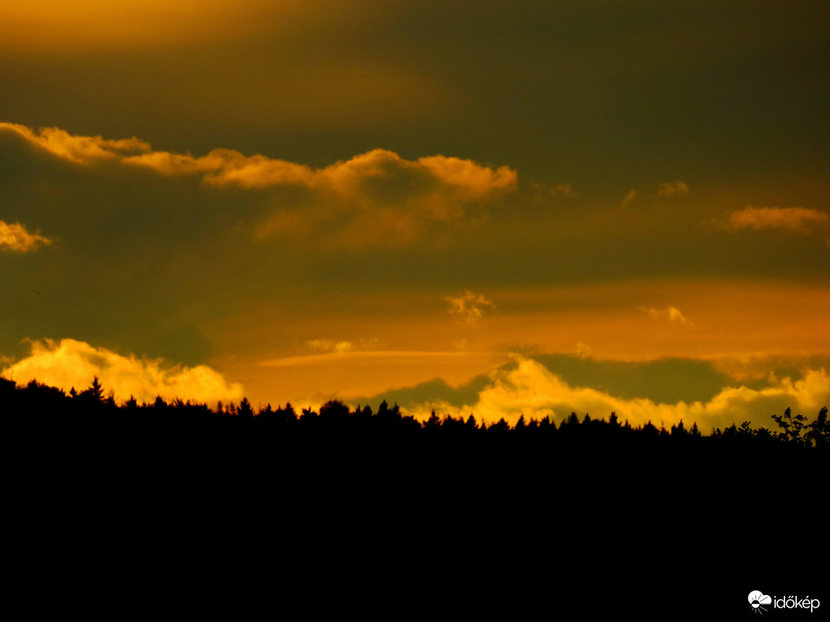 Völgybe szorult felhők