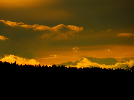 Völgybe szorult felhők