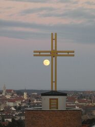 Teliholdkelte három templom társaságában -Sopronban