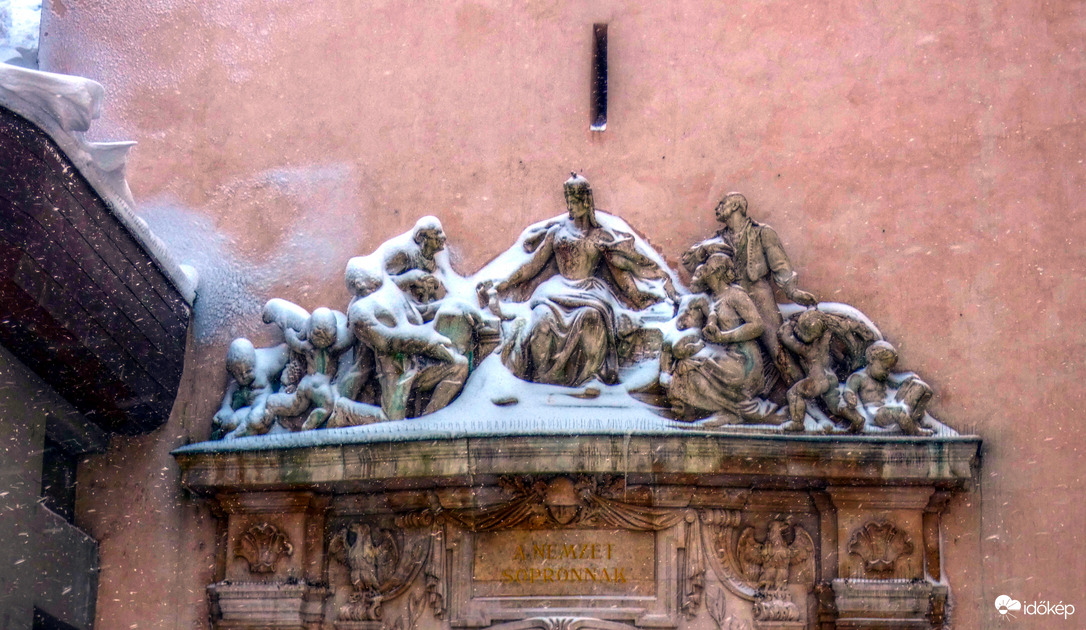 "Hungária istenasszony" fehér lepelben