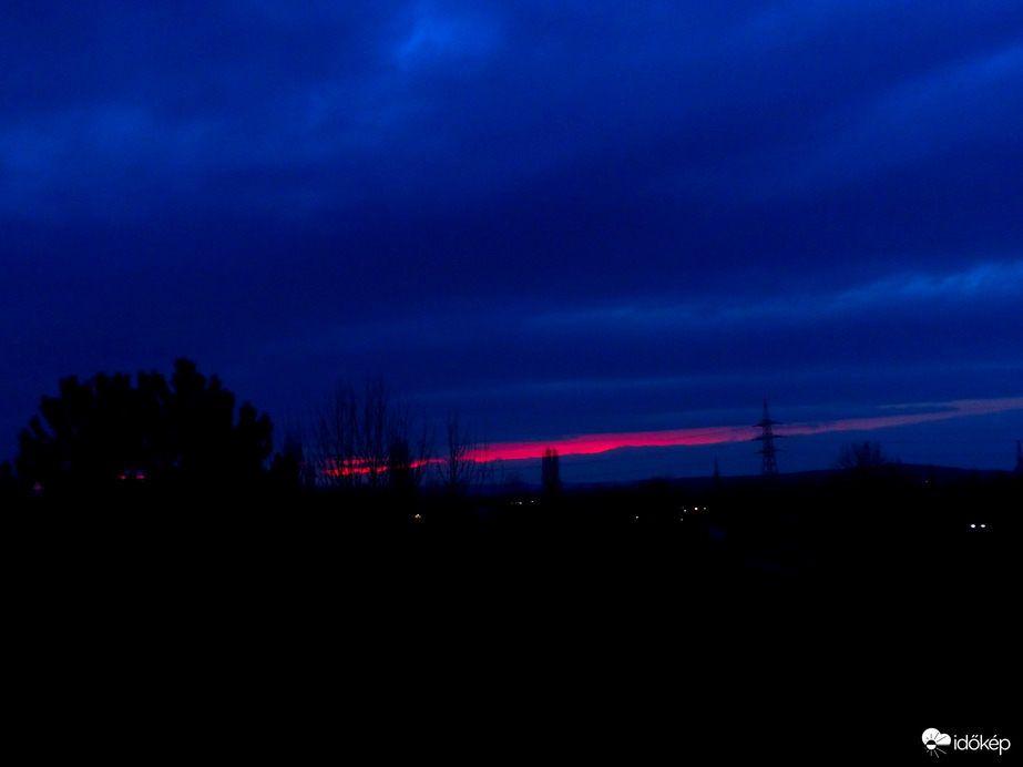 És elnyelé a setétség kékje