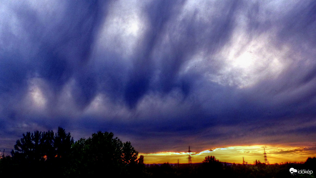 Esteledő felhőjárás