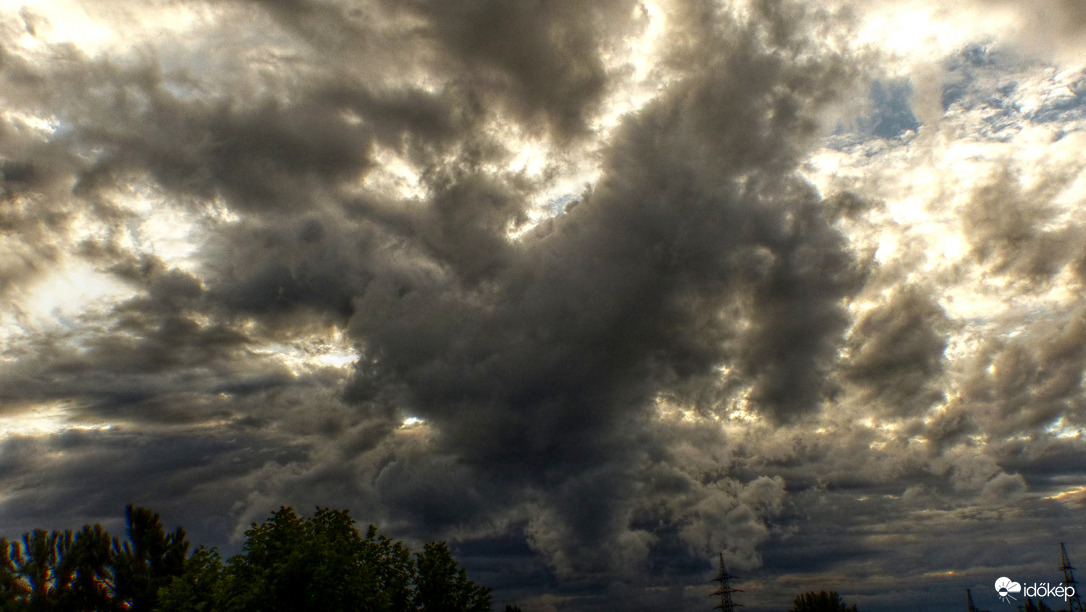 Szörnyecske érkezett