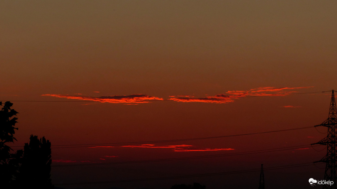 Vöröslő alkonyat felhő csíkjai