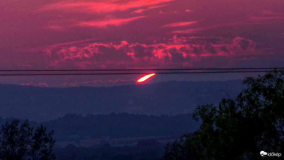 Hegy mögé bújt naplemente