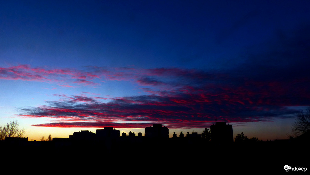 Lakótelep hajnali felhője