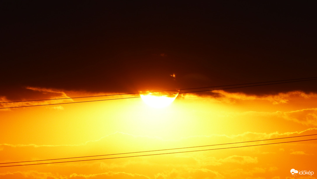 Csak a két drót tartja