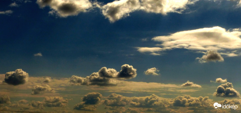 Felhőkbe rejtett arcok