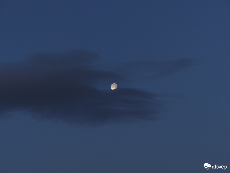 S, tenyerén hordozza a holdat