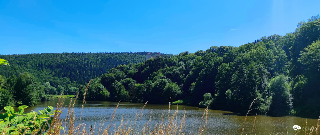 Tóparti idill - a lombok között megbújva Léka vára