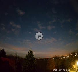Balatonszemesről elkapott felhőt bevilágító meteor