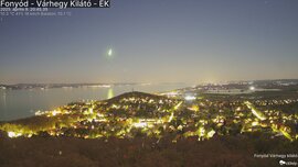 Tűzgömb fénye a Balaton vízén.