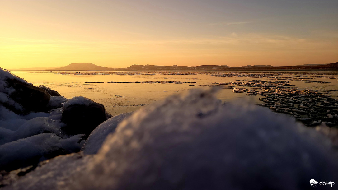 Balaton-átúszás helyszíne talpig aranyban