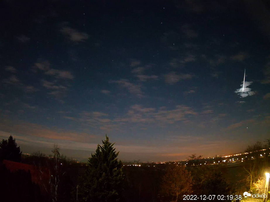 Balatonszemesről elkapott felhőt bevilágító meteor