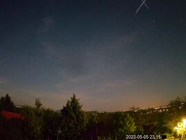 Tűzgömb nyomát keresztező repülőgép