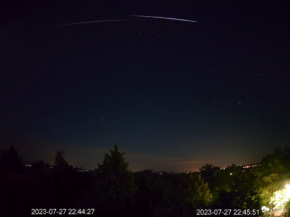 Két Perseidák meteor jött másfél percen belül (egy képre helyezve).