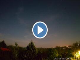 Tűzgömb nyomát keresztező repülőgép (videó)