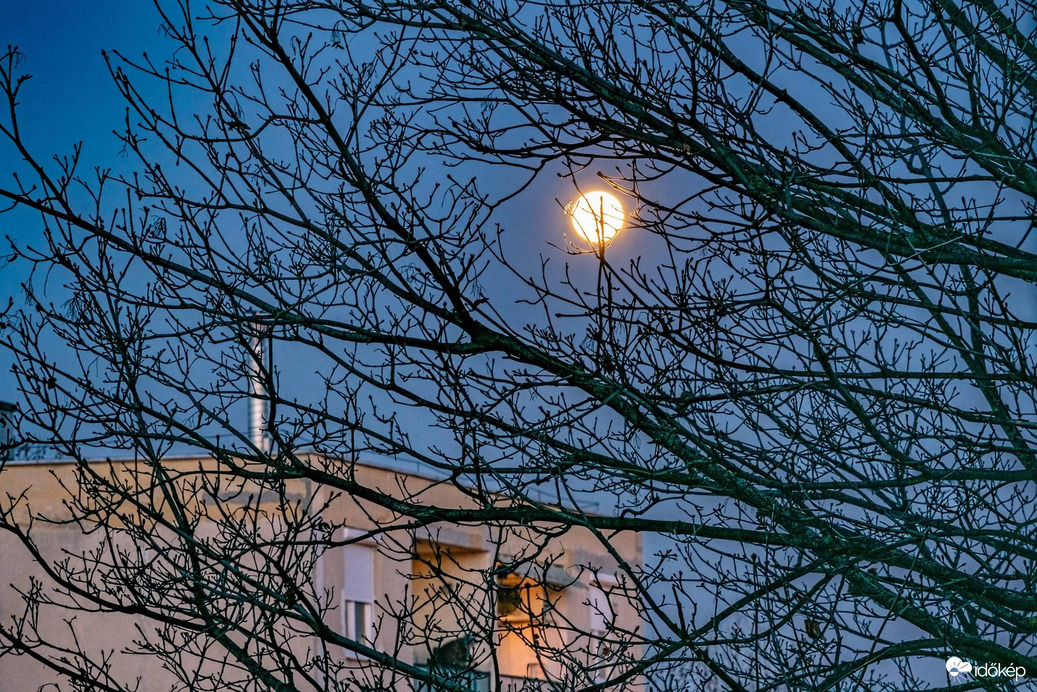 Telihold a centenáriumi lakotelep felett 