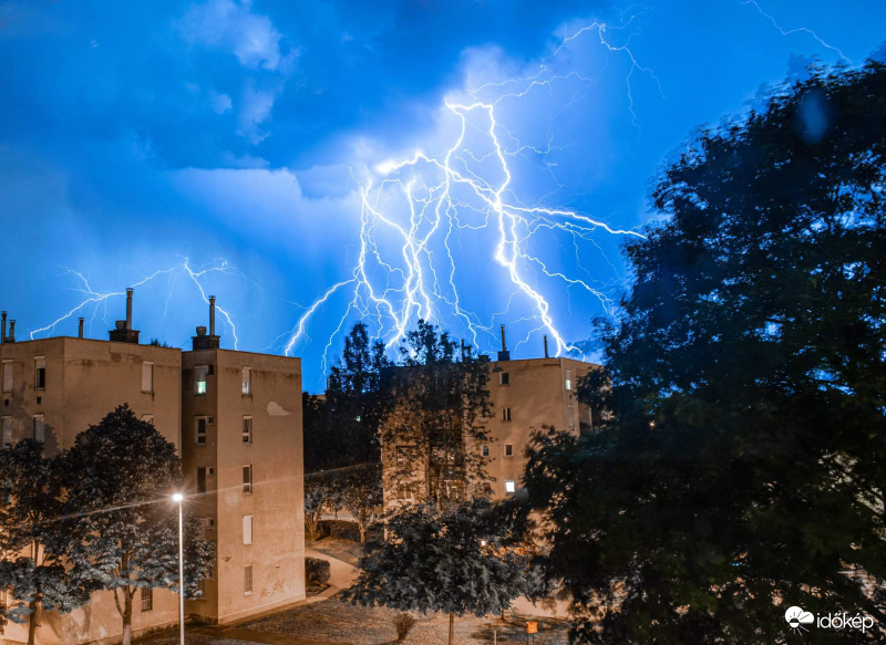 Villámok centenáriumi lakotelep felett 