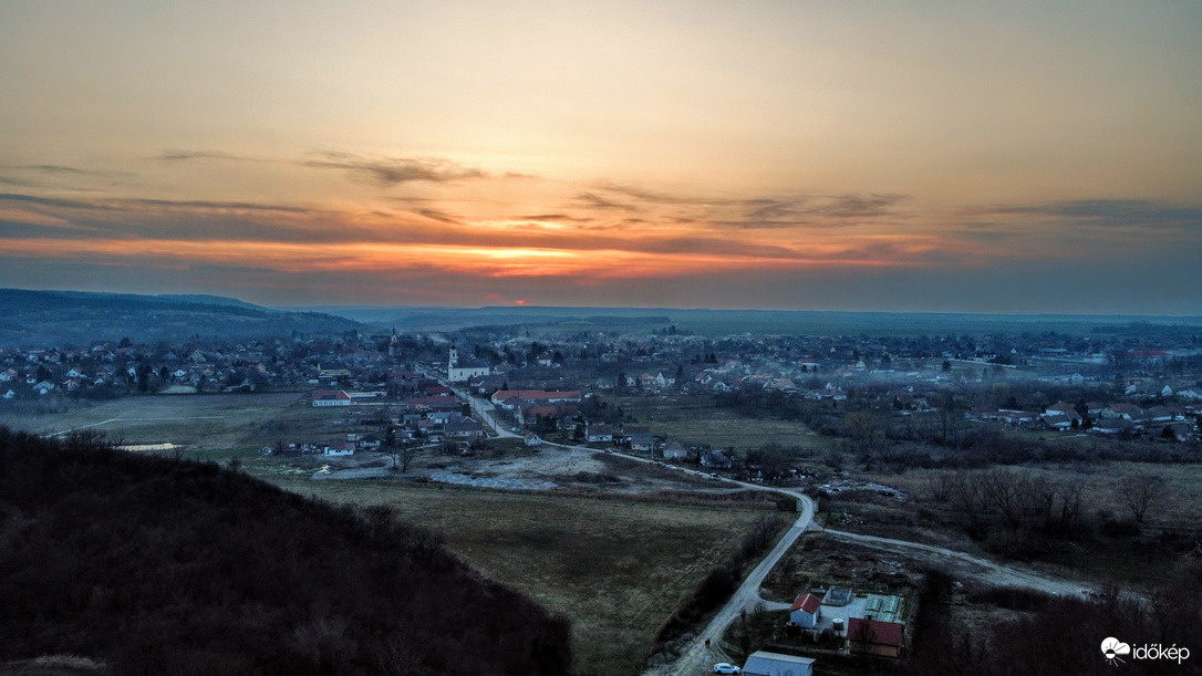 Porban úszó alkony.