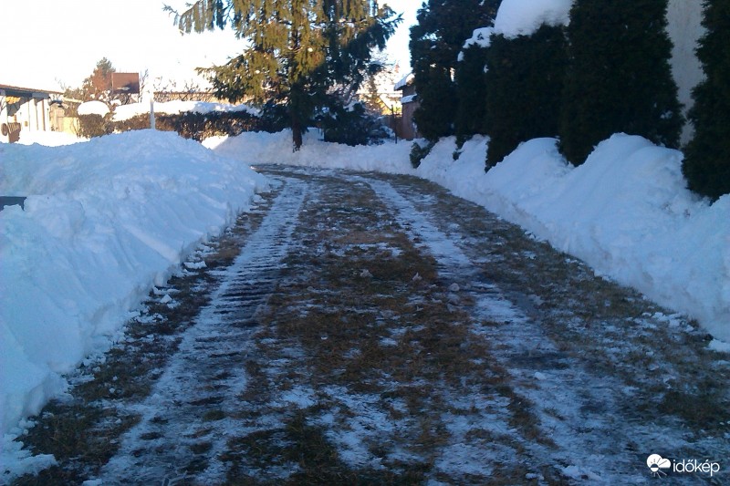Elhányva.