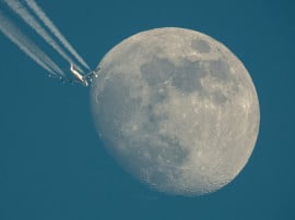 Emirates éppen Holdra száll