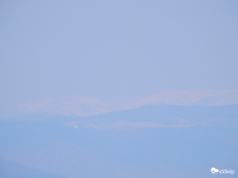 A Tátra havas csúcsai Salgó várából fotózva