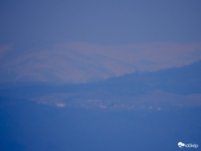 A Tátra havas csúcsai Salgó várából fotózva 