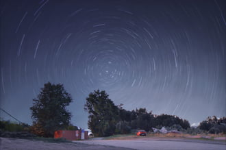 Csillagjárás a tököli kompnál 