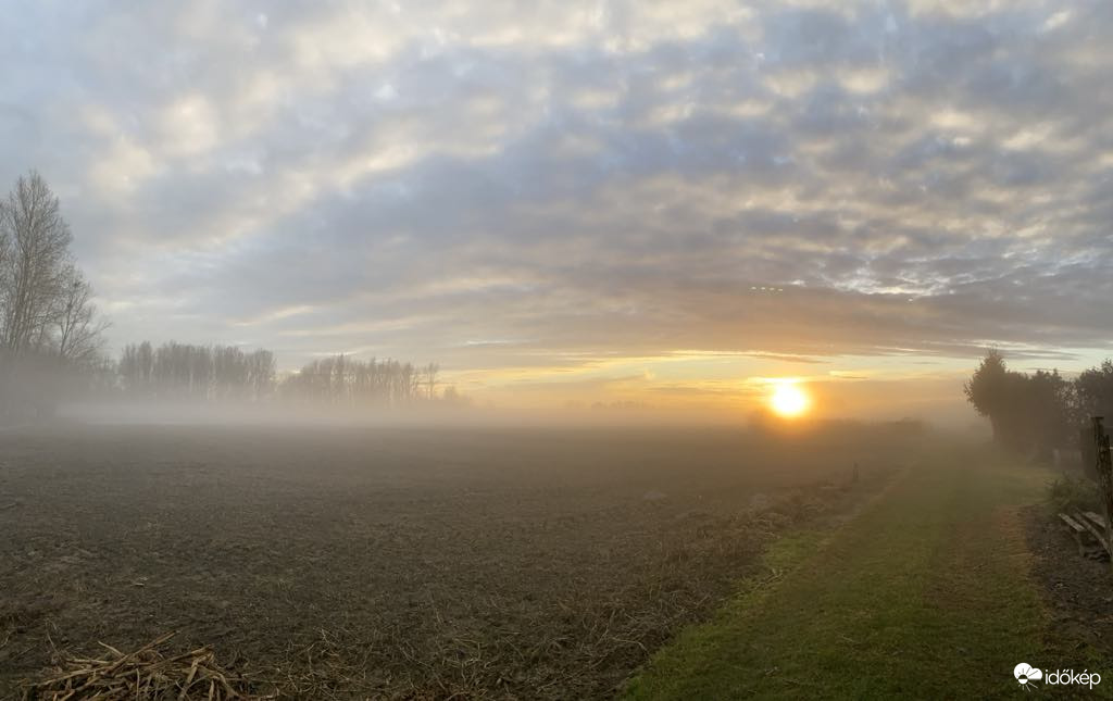 párolgó főld napnyugtakor