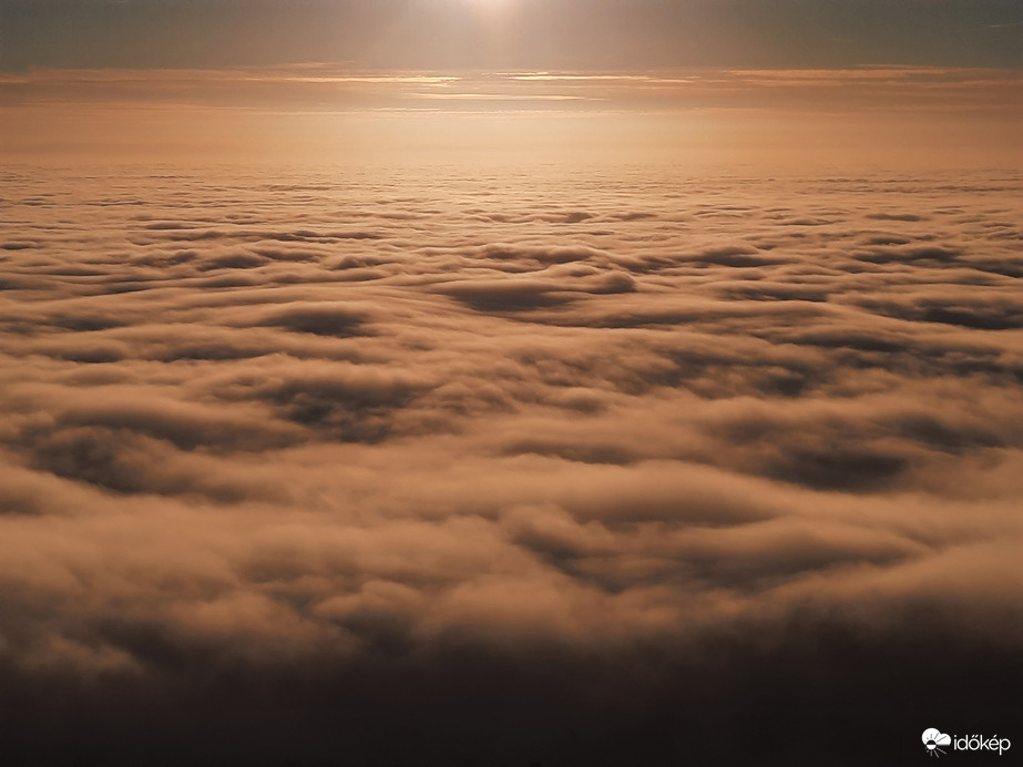 Ködpaplanos naplemente a Mecsekről 