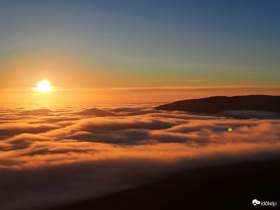 Ködpaplanos naplemente a Mecsekről 