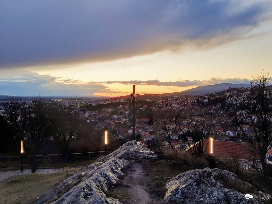 Hófelhő és naplemente