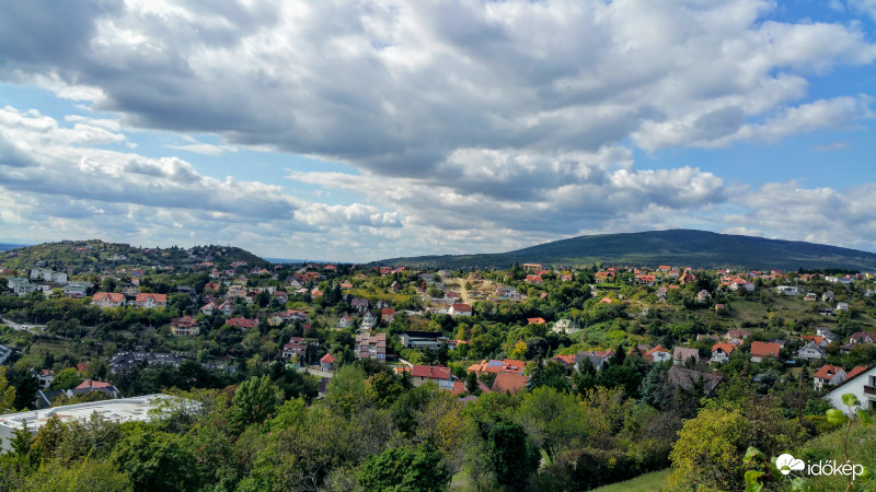Gomolyfelhős kilátások a Makárhegyre és a Jakabhegyre