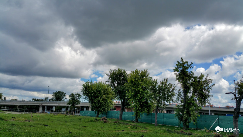 Záporfelhők Pécsett