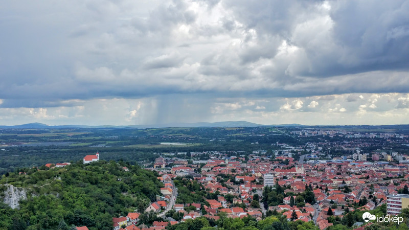 Esőfüggöny a Villányi-hegység felett