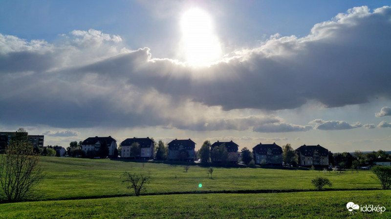 Felhők, napsütés, tavasz, Pécs