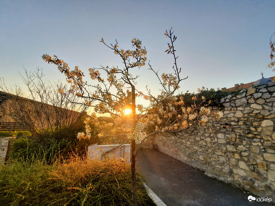 Tavaszi naplemente Pécsett