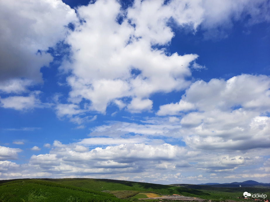 Tavaszi gomolyfelhők