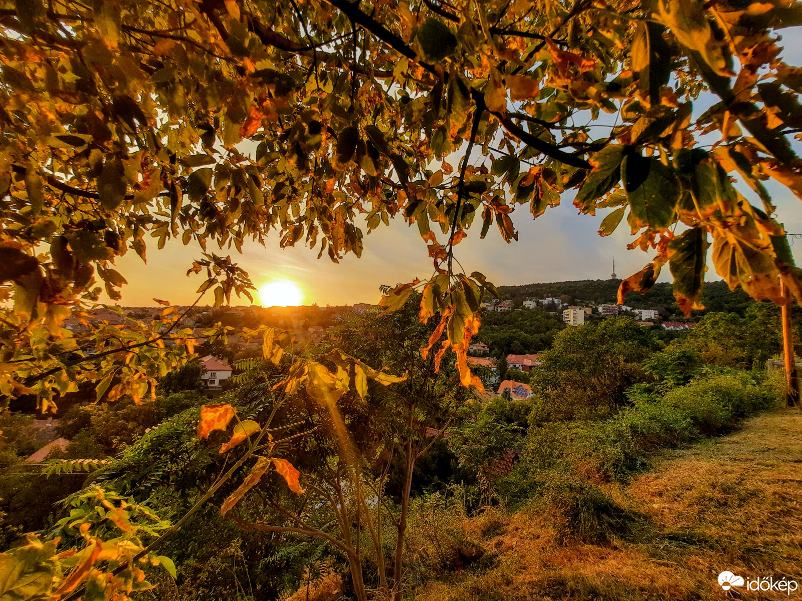 Őszi naplemente Pécsről