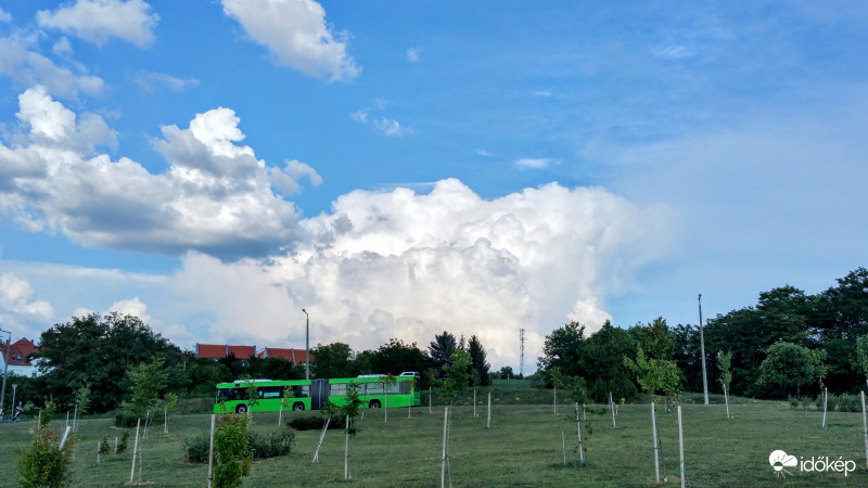 Pécsi gomolyfelhők