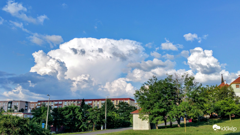 Pécsi gomolyfelhők