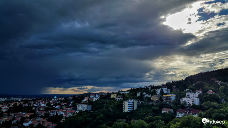 Sötét viharfellegek Pécsett