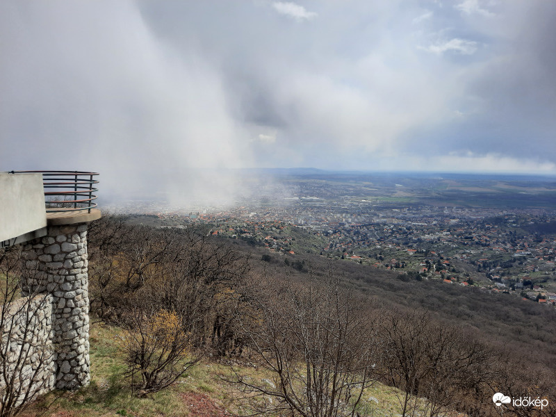 Érkező hózápor felhő Pécsre