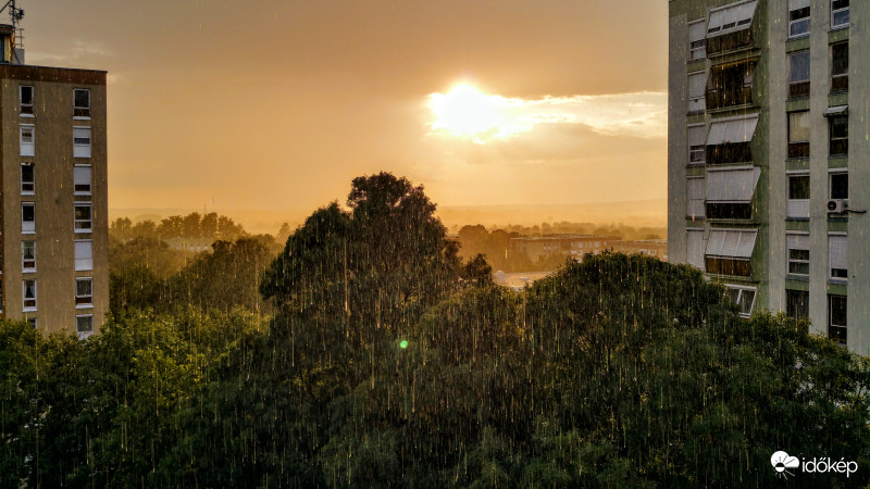 Záporos naplemente Pécsről