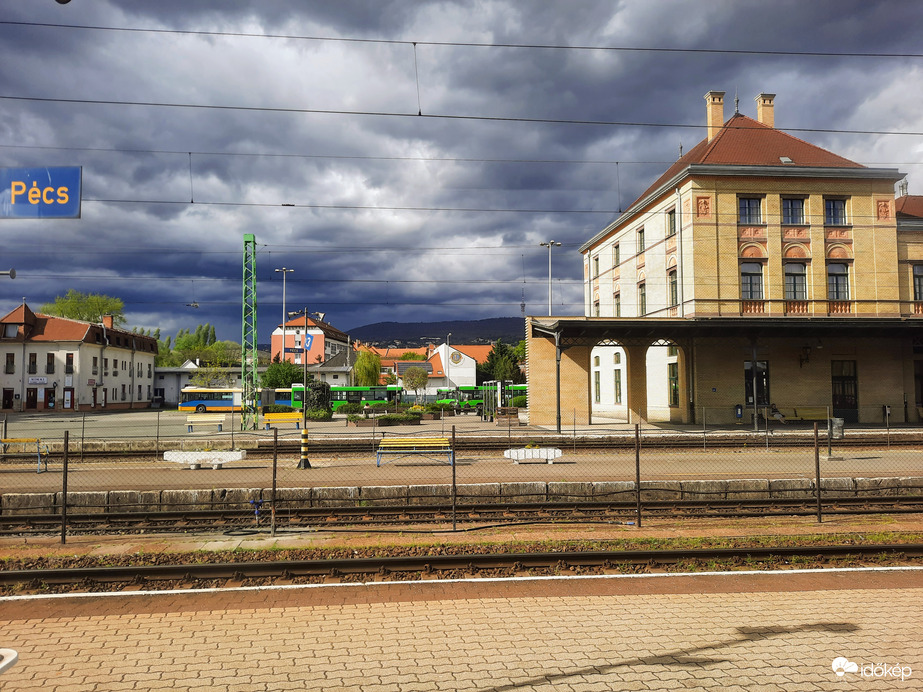 Zivatarfelhő Pécs felett