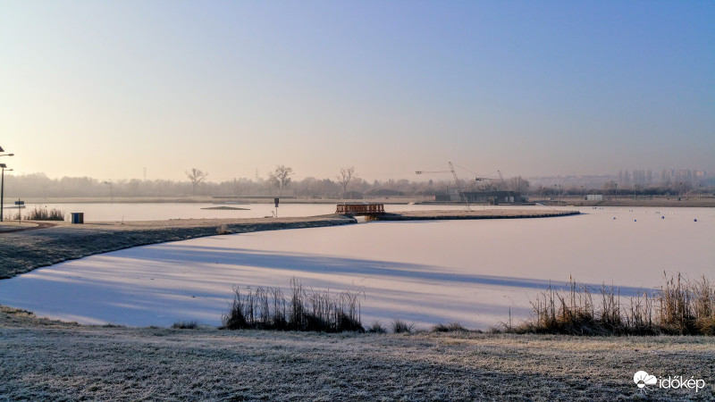 Befagyott tó Pécsett
