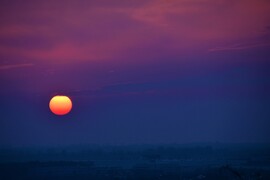 "A naplemente, mikor a nap tüzes csókot ad az éjszakának."